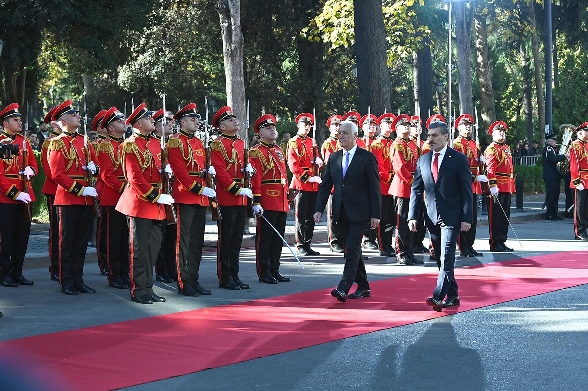 Официальная церемония встречи президента Армении Ваагна Хачатуряна в резиденции президента Грузии (19 ноября 2025). Тбилиси - Sputnik Армения, 1920, 19.11.2025