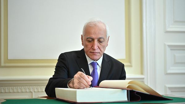 Президент Армении Ваагн Хачатурян делает запись в книге почетных гостей в резиденции президента Грузии (19 ноября 2025). Тбилиси - Sputnik Армения