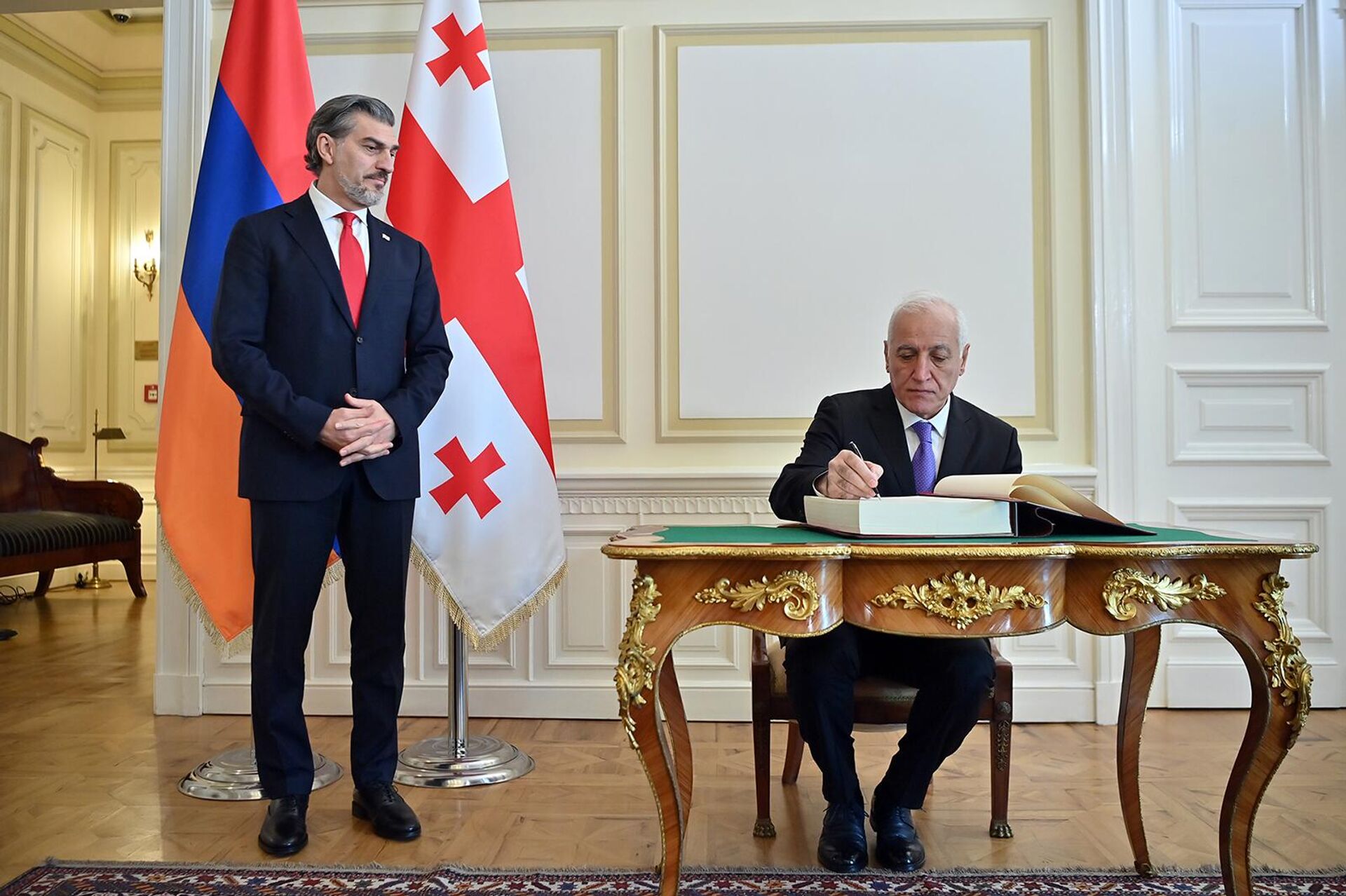 Президент Армении Ваагн Хачатурян делает запись в книге почетных гостей в резиденции президента Грузии (19 ноября 2025). Тбилиси - Sputnik Արմենիա, 1920, 19.11.2025