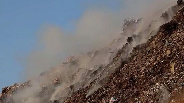 Центральная свалка Гюмри горит уже около недели - Sputnik Армения