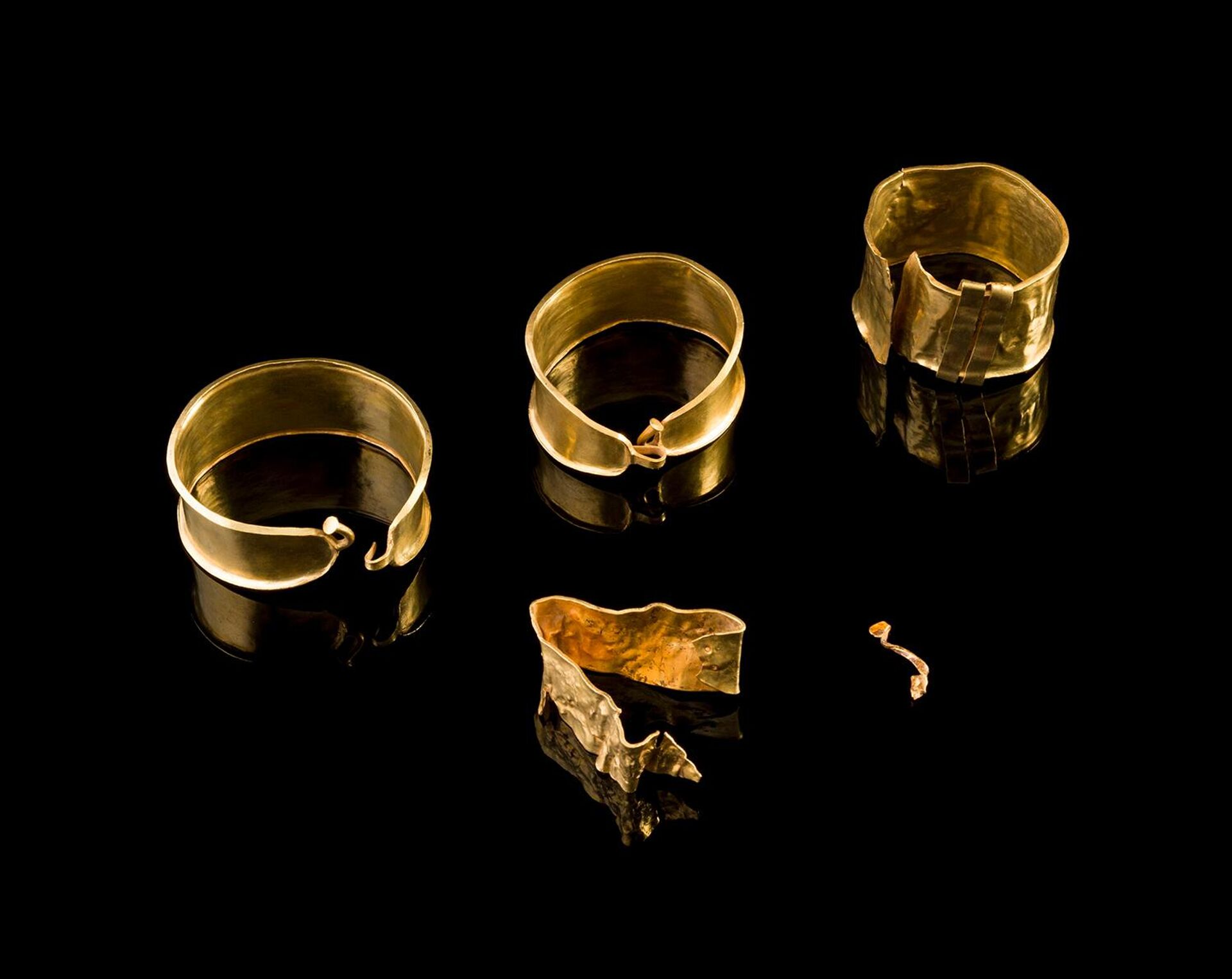 Коллекция из пяти золотых предметов среднего бронзового века, Капел-Исаф, Кармартеншир - Sputnik Արմենիա, 1920, 20.11.2025