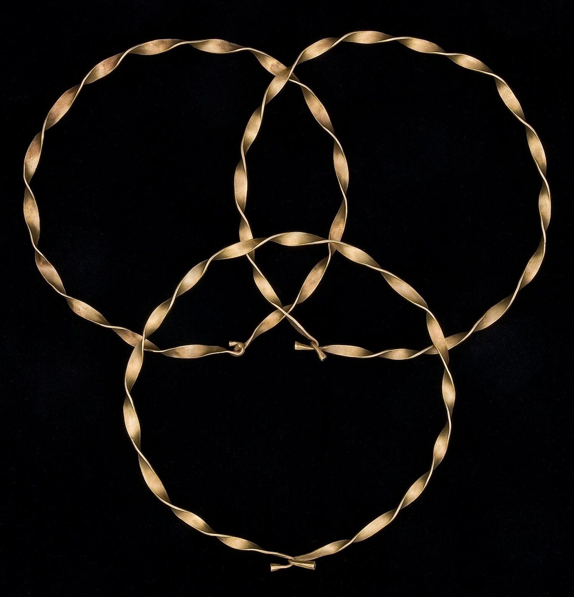 Коллекция из трёх золотых предметов среднего бронзового века из Хейопе, Поуис - Sputnik Արմենիա, 1920, 20.11.2025