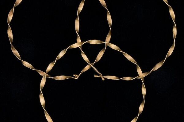 Коллекция из трёх золотых предметов среднего бронзового века из Хейопе, Поуис - Sputnik Армения