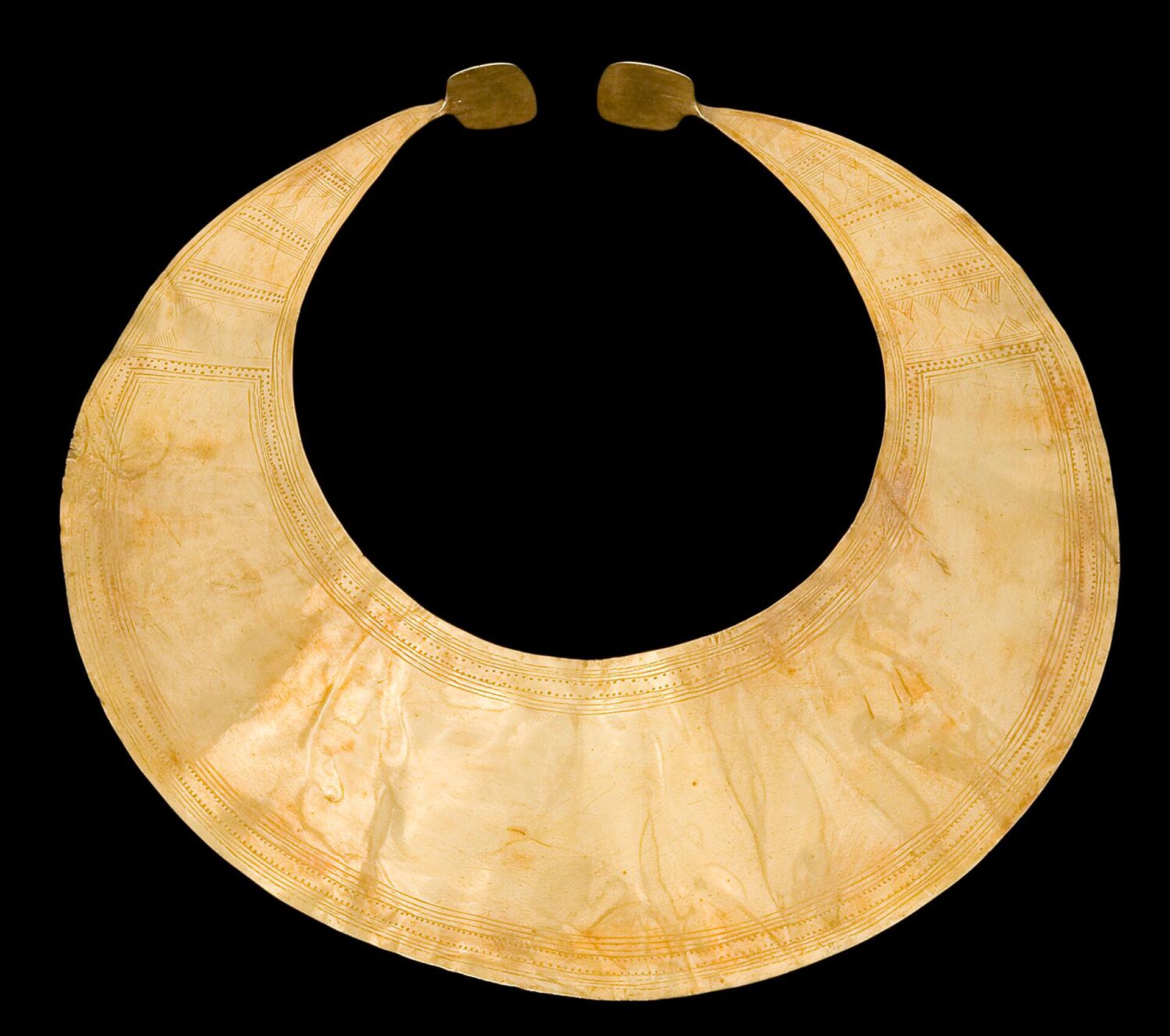 Золотая лунула раннего бронзового века из Лланллифни, Гвинед - Sputnik Արմենիա, 1920, 20.11.2025