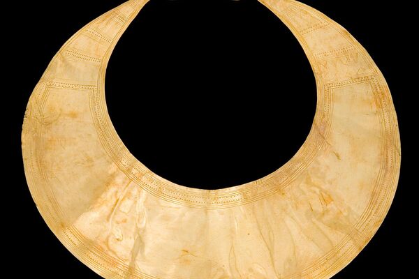 Золотая лунула раннего бронзового века из Лланллифни, Гвинед - Sputnik Армения