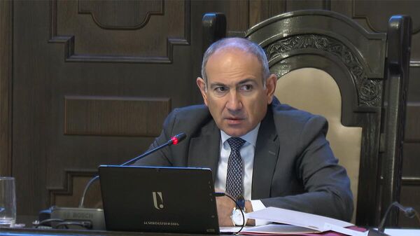 Премьер-министр Никол Пашинян во время очередного заседания правительства (20 ноября 2025). Еревaн - Sputnik Армения