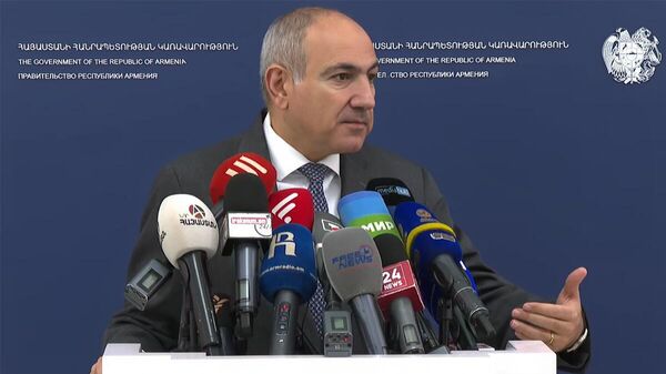 Премьер-министр Никол Пашинян отвечает на вопросы журналистов после очередного заседания правительства (20 ноября 2025). Еревaн - Sputnik Армения