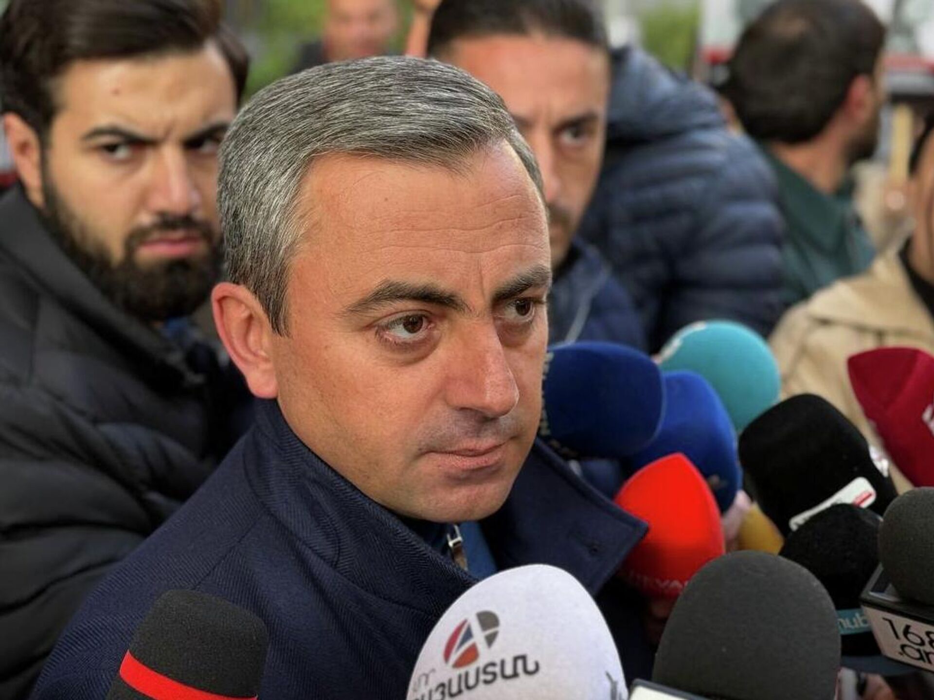 Ишхан Сагателян во время акции в защиту всех политзаключенных у здания Генпрокуратуры РА (20 ноября 2025). Еревaн - Sputnik Արմենիա, 1920, 20.11.2025