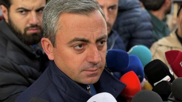 Ишхан Сагателян во время акции в защиту всех политзаключенных у здания Генпрокуратуры РА (20 ноября 2025). Еревaн - Sputnik Армения