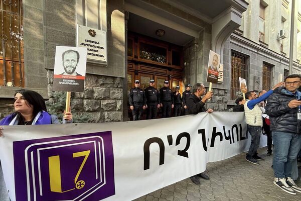 Акция в защиту всех политзаключенных у здания Генпрокуратуры РА (20 ноября 2025). Еревaн Акция в защиту всех политзаключенных у здания Генпрокуратуры РА (20 ноября 2025). Еревaн - Sputnik Армения