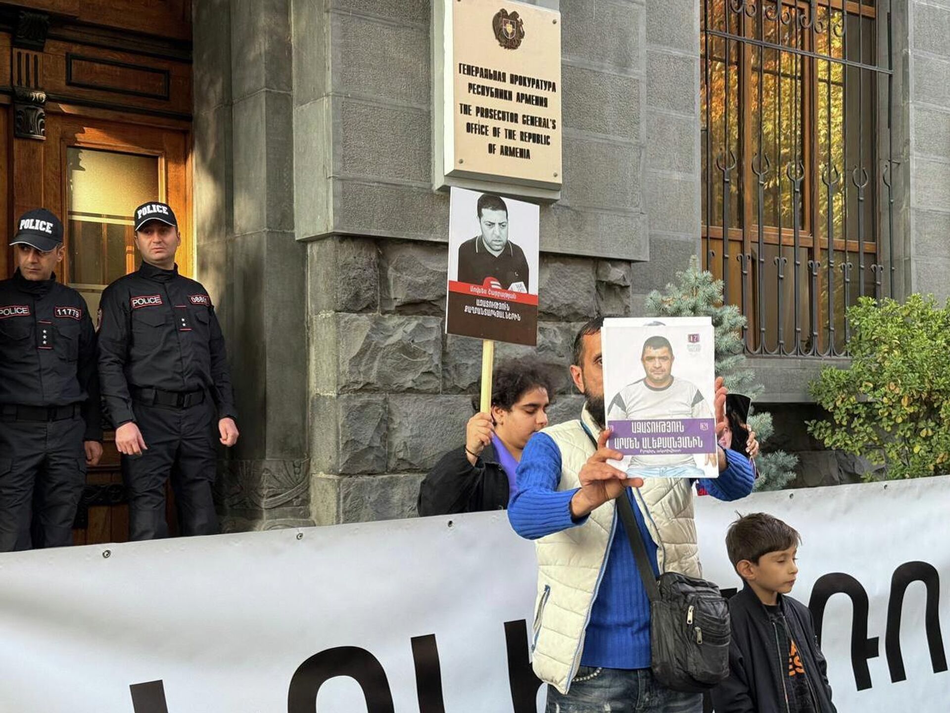Акция в защиту всех политзаключенных у здания Генпрокуратуры РА (20 ноября 2025). Еревaн - Sputnik Արմենիա, 1920, 20.11.2025