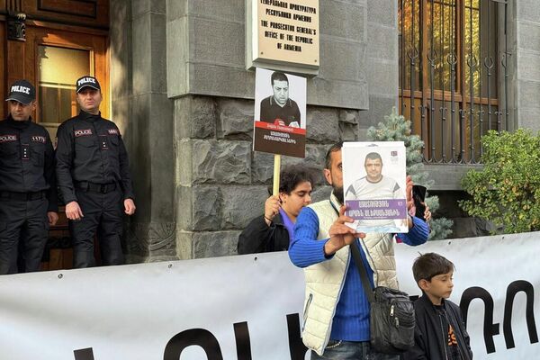 Акция в защиту всех политзаключенных у здания Генпрокуратуры РА (20 ноября 2025). Еревaн Акция в защиту всех политзаключенных у здания Генпрокуратуры РА (20 ноября 2025). Еревaн - Sputnik Армения