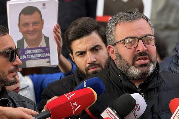 Гарник Даниелян во время акции в защиту всех политзаключенных у здания Генпрокуратуры РА (20 ноября 2025). Еревaн Гарник Даниелян во время акции в защиту всех политзаключенных у здания Генпрокуратуры РА (20 ноября 2025). Еревaн - Sputnik Армения