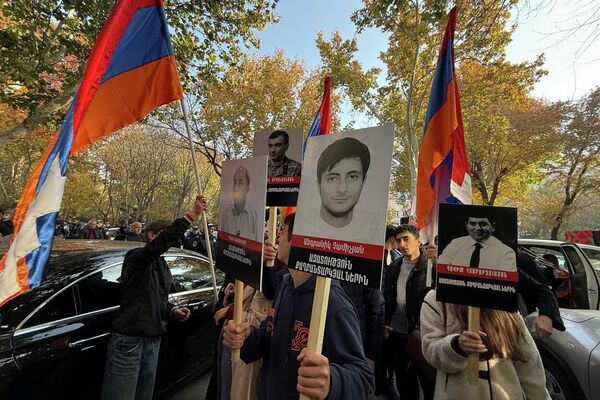 Акция в защиту всех политзаключенных у здания Генпрокуратуры РА (20 ноября 2025). Еревaн Акция в защиту всех политзаключенных у здания Генпрокуратуры РА (20 ноября 2025). Еревaн - Sputnik Армения