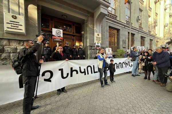 Акция в защиту всех политзаключенных у здания Генпрокуратуры РА (20 ноября 2025). Еревaн Акция в защиту всех политзаключенных у здания Генпрокуратуры РА (20 ноября 2025). Еревaн - Sputnik Армения