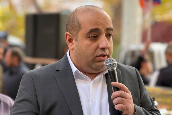 Адвокат Ованнес Худоян во время акции в защиту всех политзаключенных у здания Генпрокуратуры РА (20 ноября 2025). Еревaн Адвокат Ованнес Худоян во время акции в защиту всех политзаключенных у здания Генпрокуратуры РА (20 ноября 2025). Еревaн - Sputnik Армения