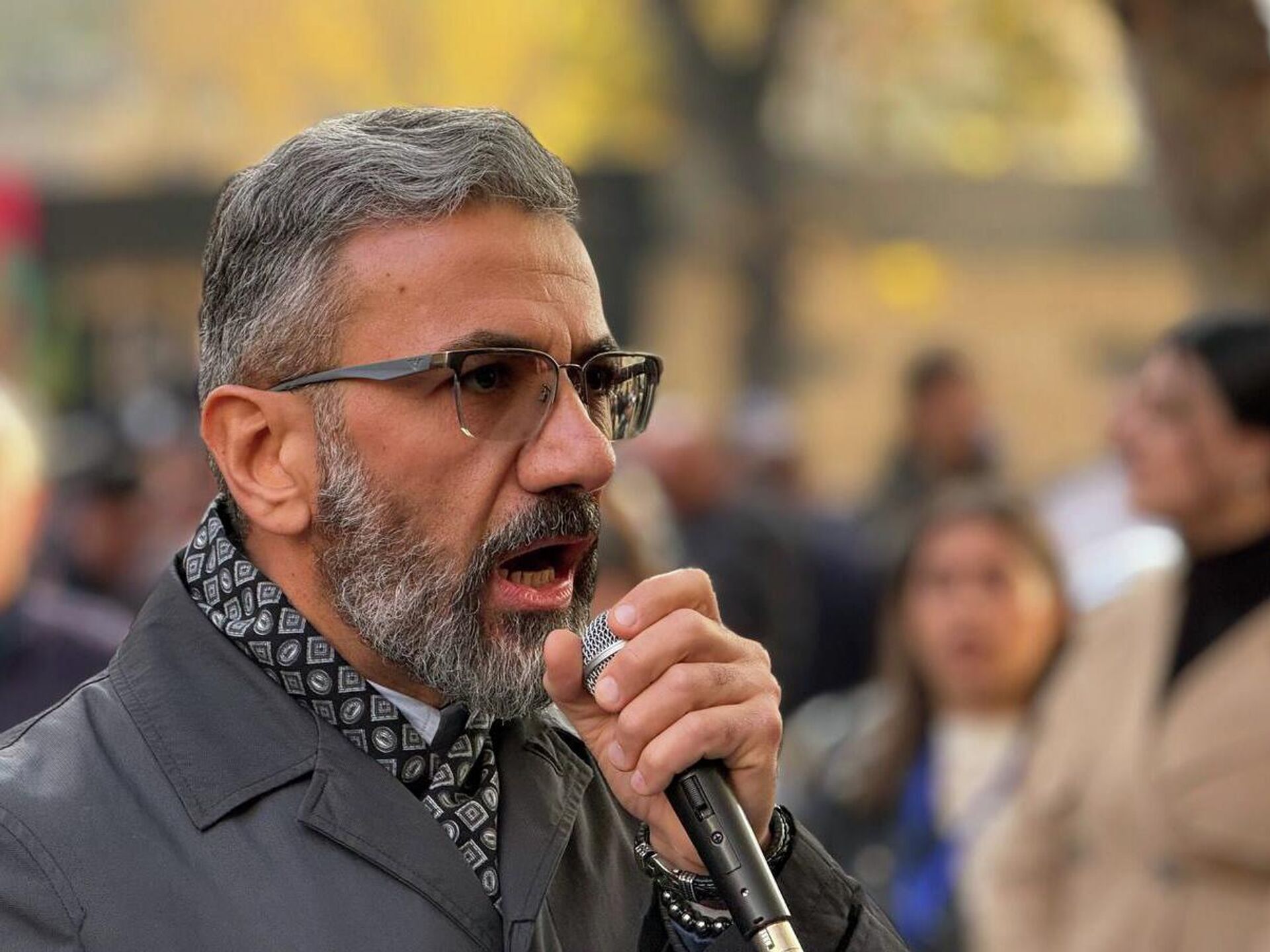 Ованнес Аветисян во время акции в защиту всех политзаключенных у здания Генпрокуратуры РА (20 ноября 2025). Еревaн - Sputnik Արմենիա, 1920, 20.11.2025