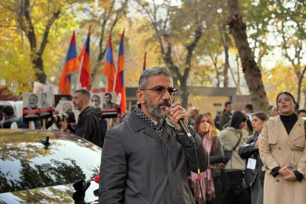 Ованнес Аветисян во время акции в защиту всех политзаключенных у здания Генпрокуратуры РА (20 ноября 2025). Еревaн Ованнес Аветисян во время акции в защиту всех политзаключенных у здания Генпрокуратуры РА (20 ноября 2025). Еревaн - Sputnik Армения