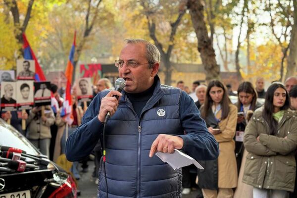 Депутат Арцвик Минасян во время акции в защиту всех политзаключенных у здания Генпрокуратуры РА (20 ноября 2025). Еревaн Депутат Арцвик Минасян во время акции в защиту всех политзаключенных у здания Генпрокуратуры РА (20 ноября 2025). Еревaн - Sputnik Армения