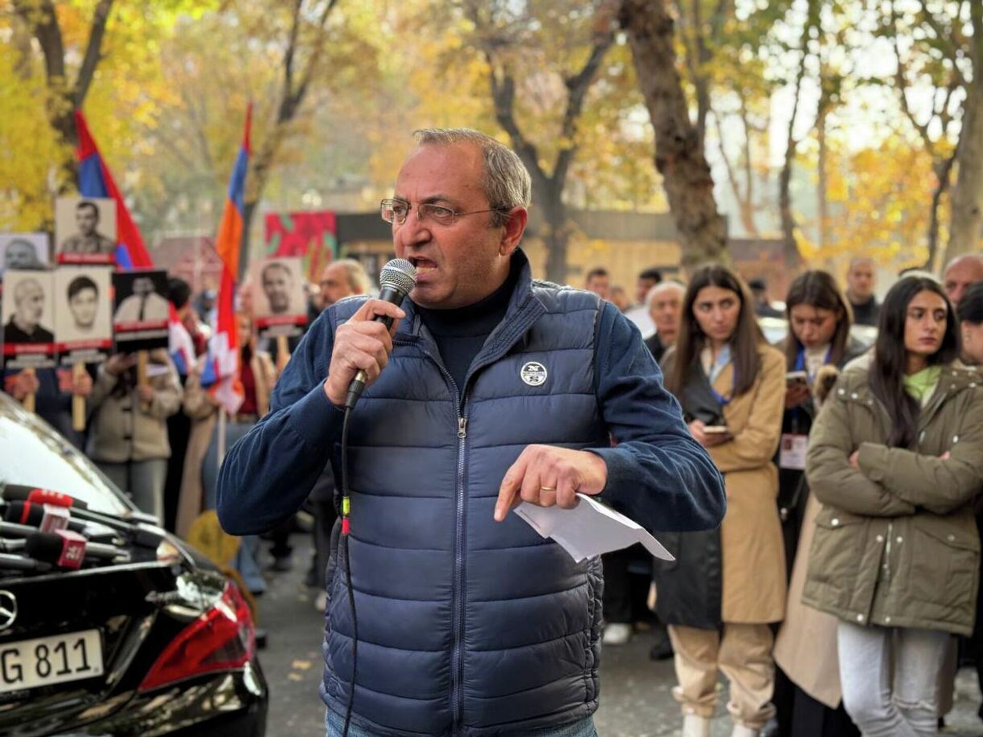 Депутат Арцвик Минасян во время акции в защиту всех политзаключенных у здания Генпрокуратуры РА (20 ноября 2025). Еревaн - Sputnik Արմենիա, 1920, 20.11.2025