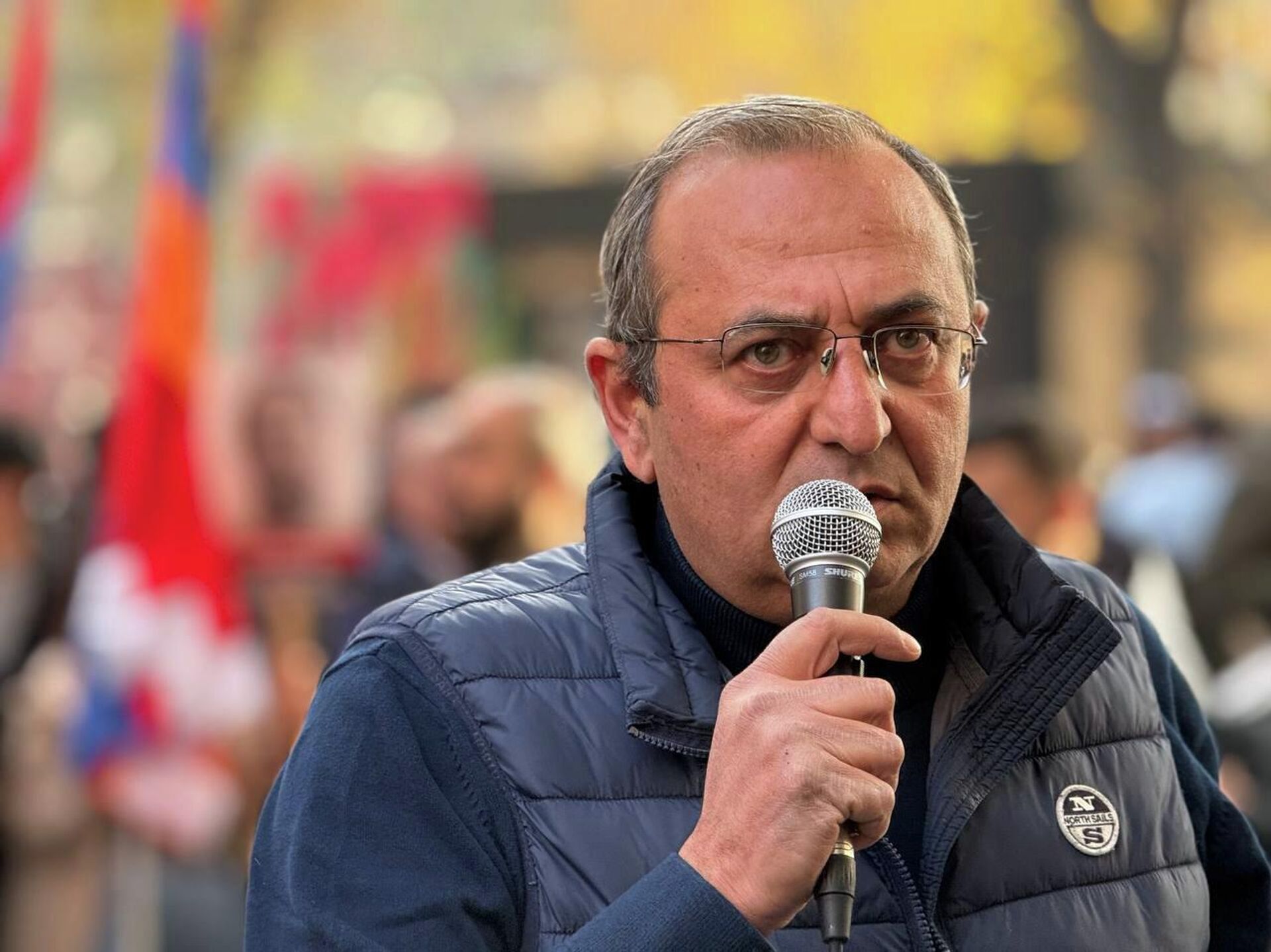 Депутат Арцвик Минасян во время акции в защиту всех политзаключенных у здания Генпрокуратуры РА (20 ноября 2025). Еревaн - Sputnik Արմենիա, 1920, 20.11.2025