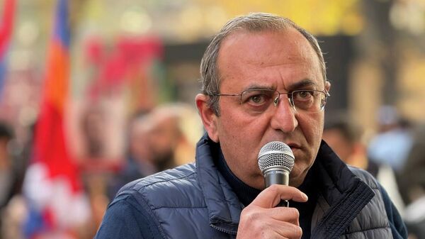 Депутат Арцвик Минасян во время акции в защиту всех политзаключенных у здания Генпрокуратуры РА (20 ноября 2025). Еревaн - Sputnik Армения