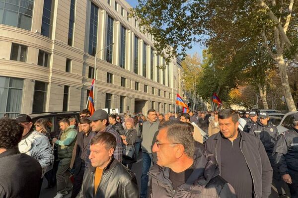 Шествие в поддержку политзаключенных после акции у здания Генпрокуратуры (20 ноября 2025). Еревaн Шествие в поддержку политзаключенных после акции у здания Генпрокуратуры (20 ноября 2025). Еревaн - Sputnik Армения