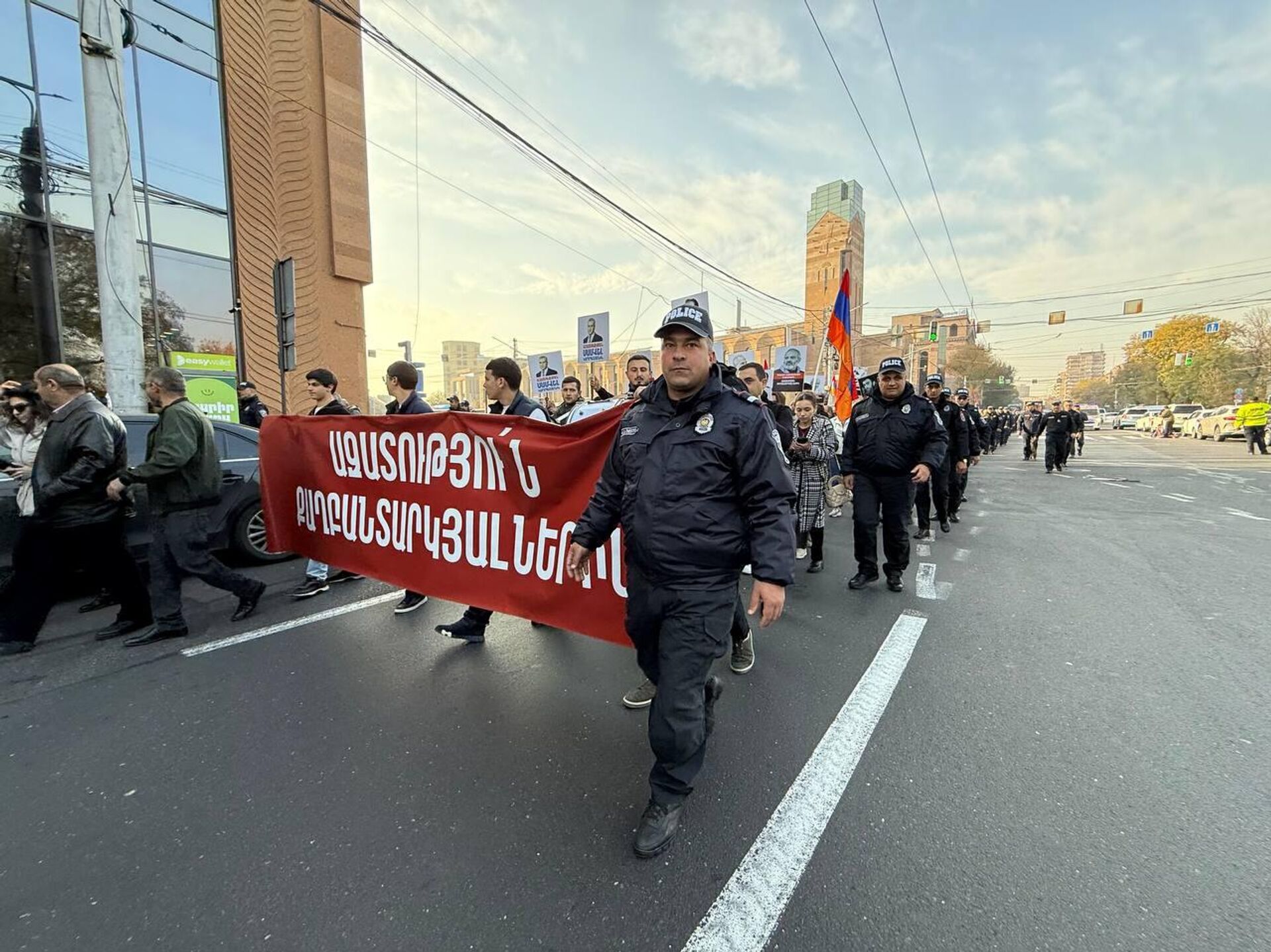 Шествие в поддержку политзаключенных после акции у здания Генпрокуратуры (20 ноября 2025). Еревaн Шествие в поддержку политзаключенных после акции у здания Генпрокуратуры (20 ноября 2025). Еревaн - Sputnik Армения, 1920, 20.11.2025