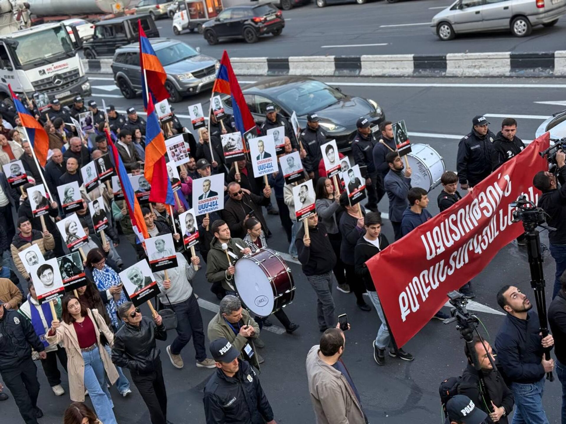 Шествие в поддержку политзаключенных после акции у здания Генпрокуратуры (20 ноября 2025). Еревaн Шествие в поддержку политзаключенных после акции у здания Генпрокуратуры (20 ноября 2025). Еревaн - Sputnik Армения, 1920, 20.11.2025