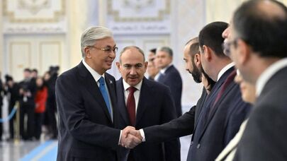 Премьер-министр Никол Пашинян и президент Казахстана Касым-Жомарт Токаев на церемонии встречи армянского премьера (21 ноября 2025). Астана