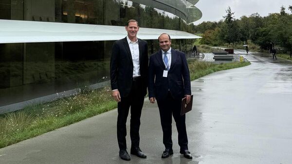 Посол Армении в США Нарек Мкртчян посетил штаб-квартиру Apple, где встретился с Джейсоном Лундгардом, старшим директором отдела международного сотрудничества компании (20 ноября 2025). Купертино - Sputnik Армения