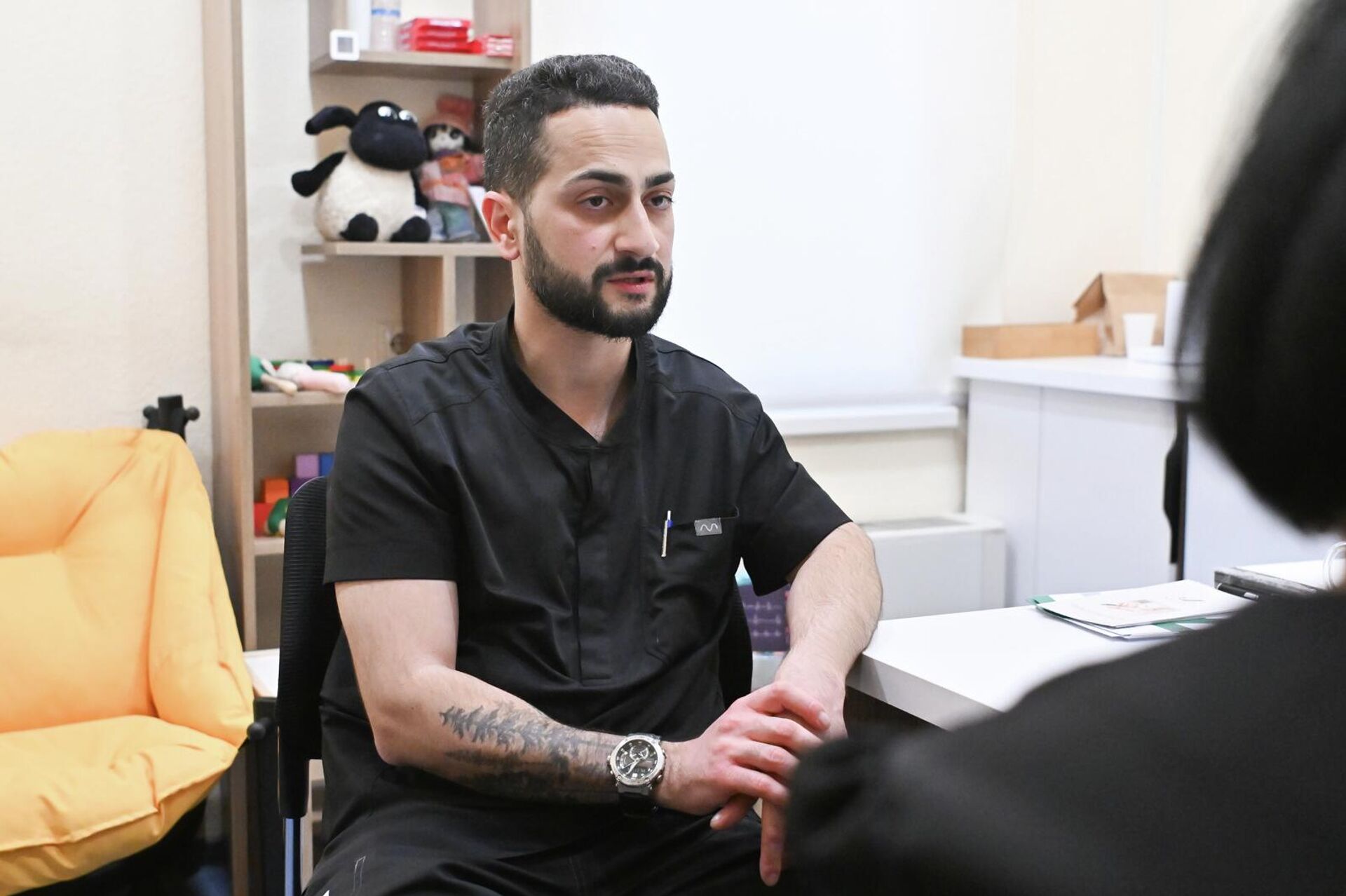 Врач-неонатолог МЦ Шенгавит Артур Джаназян - Sputnik Армения, 1920, 22.11.2025