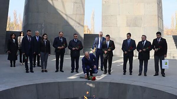 Делегация во главе с мэром Ростова-на-Дону Александром Скрябиным посетила Мемориальный комплекс Геноцида армян (21 ноября 2025). Еревaн - Sputnik Армения