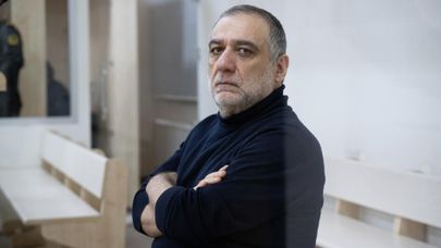 Рубен Варданян во время суда (21 ноября 2025). Баку