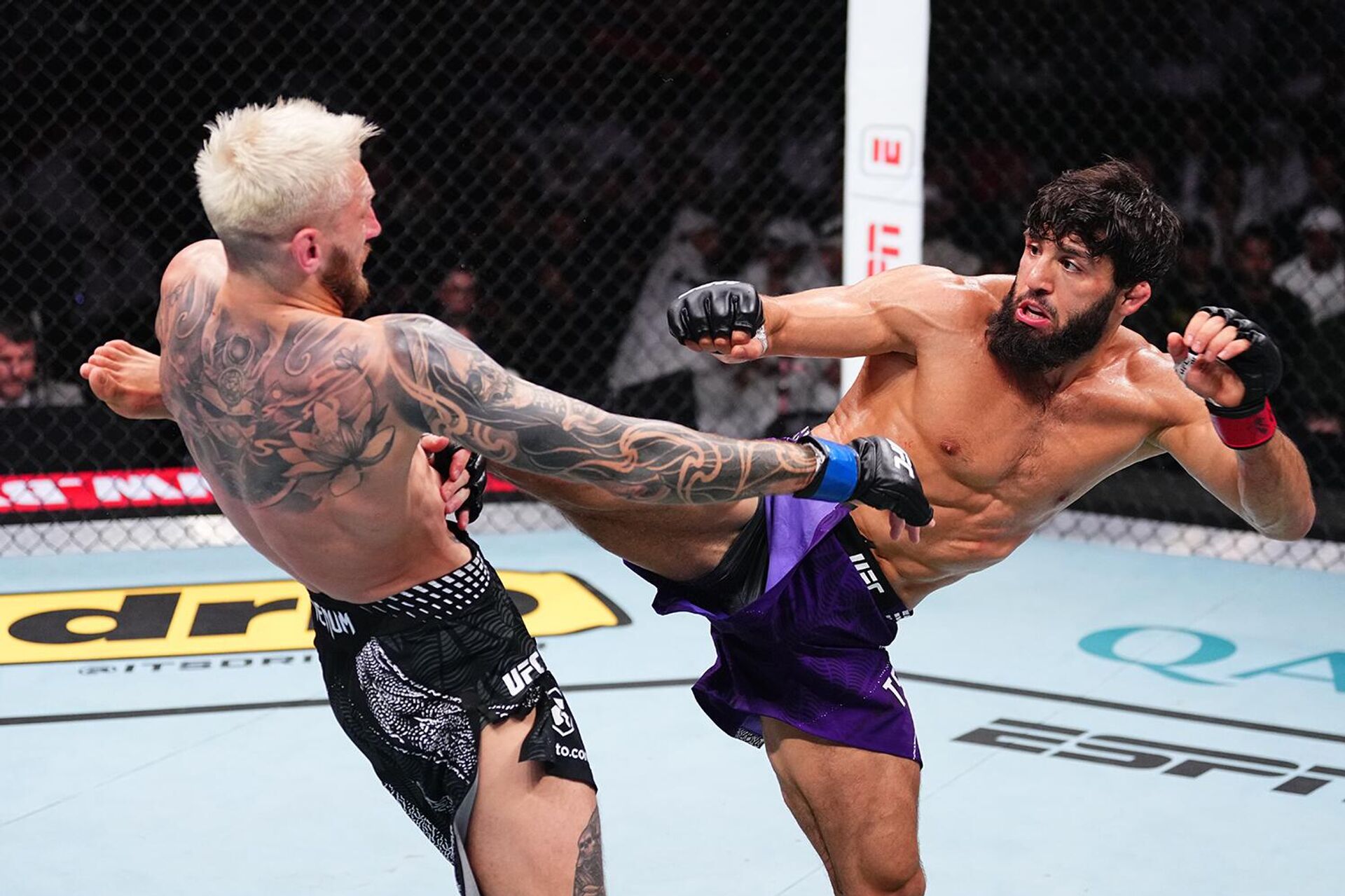 Арман Царукян в борьбе с Дэном Хукером (Новая Зеландия) в легком весе во время UFC Fight Night (22 ноября 2025). Доха - Sputnik Արմենիա, 1920, 23.11.2025