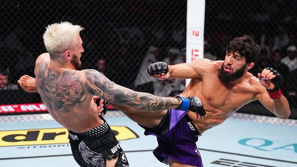 Арман Царукян в борьбе с Дэном Хукером (Новая Зеландия) в легком весе во время UFC Fight Night (22 ноября 2025). Доха - Sputnik Армения