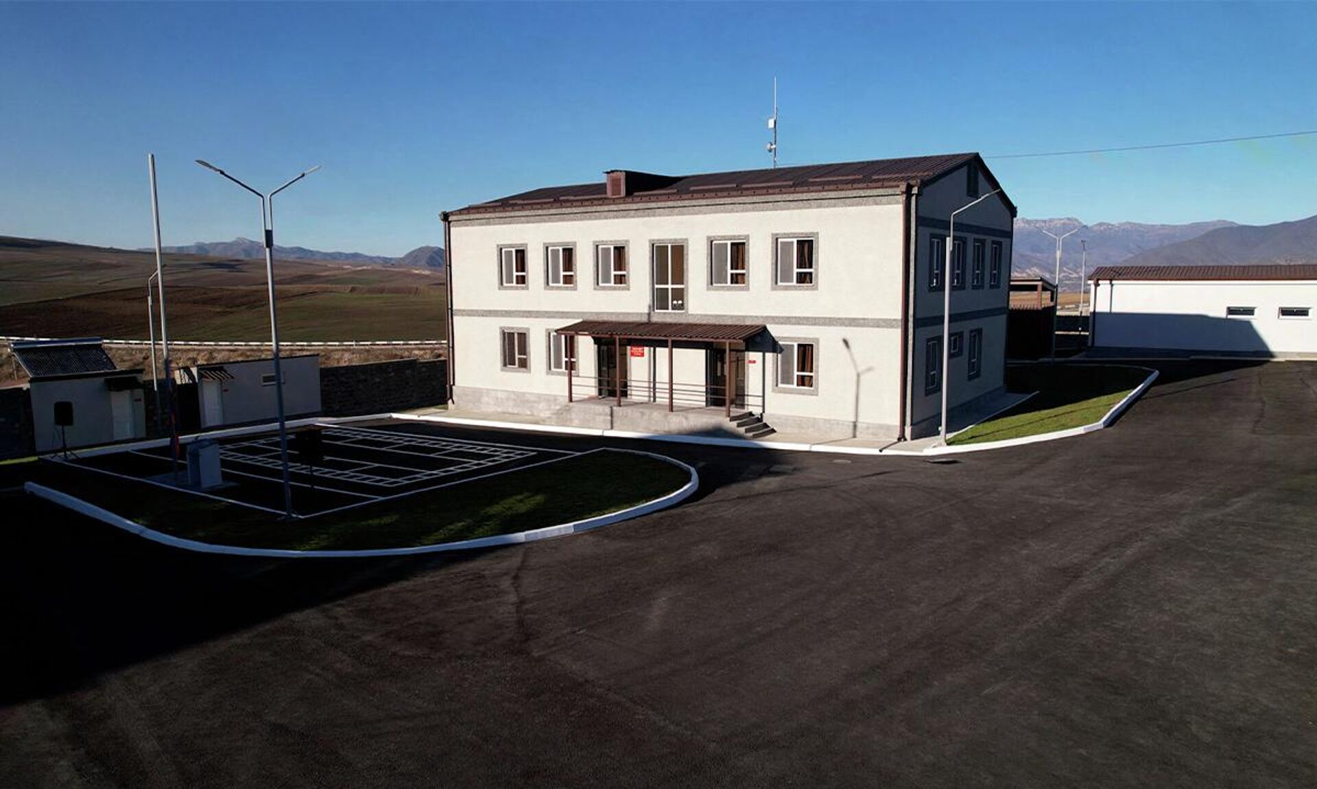 Директор Службы национальной безопасности Андраник Симонян, заместители директора Арам Акопян, командующий Пограничными войсками Давид Санамян и полковник Гарик Мурадян приняли участие в церемонии открытия пограничных застав Корнидзор, Хндзореск и Арташен (23 ноября 2025) - Sputnik Армения, 1920, 23.11.2025