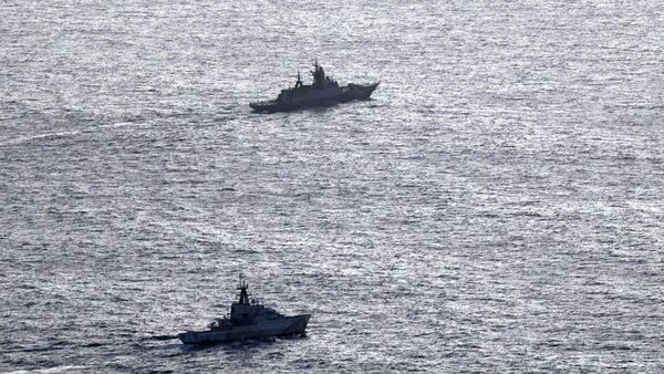 На этом недатированном аэрофотоснимке, опубликованном Министерством обороны Великобритании, нижняя часть крейсера Северн отслеживает российский корвет Стойкий у побережья Великобритании. - Sputnik Армения