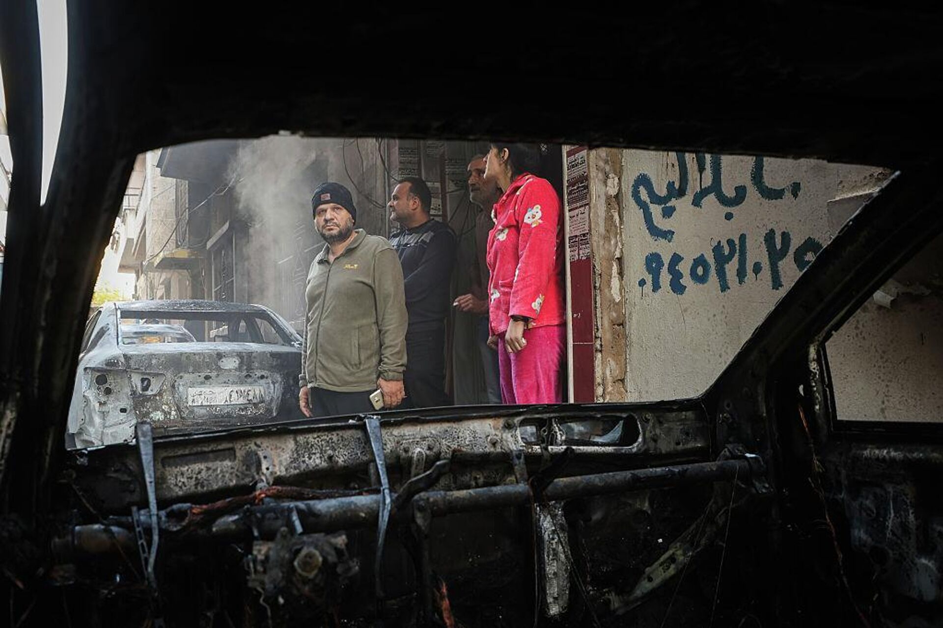 Жители во время временного комендантского часа в городе Хомс (23 ноября 2025). Сирия - Sputnik Армения, 1920, 24.11.2025