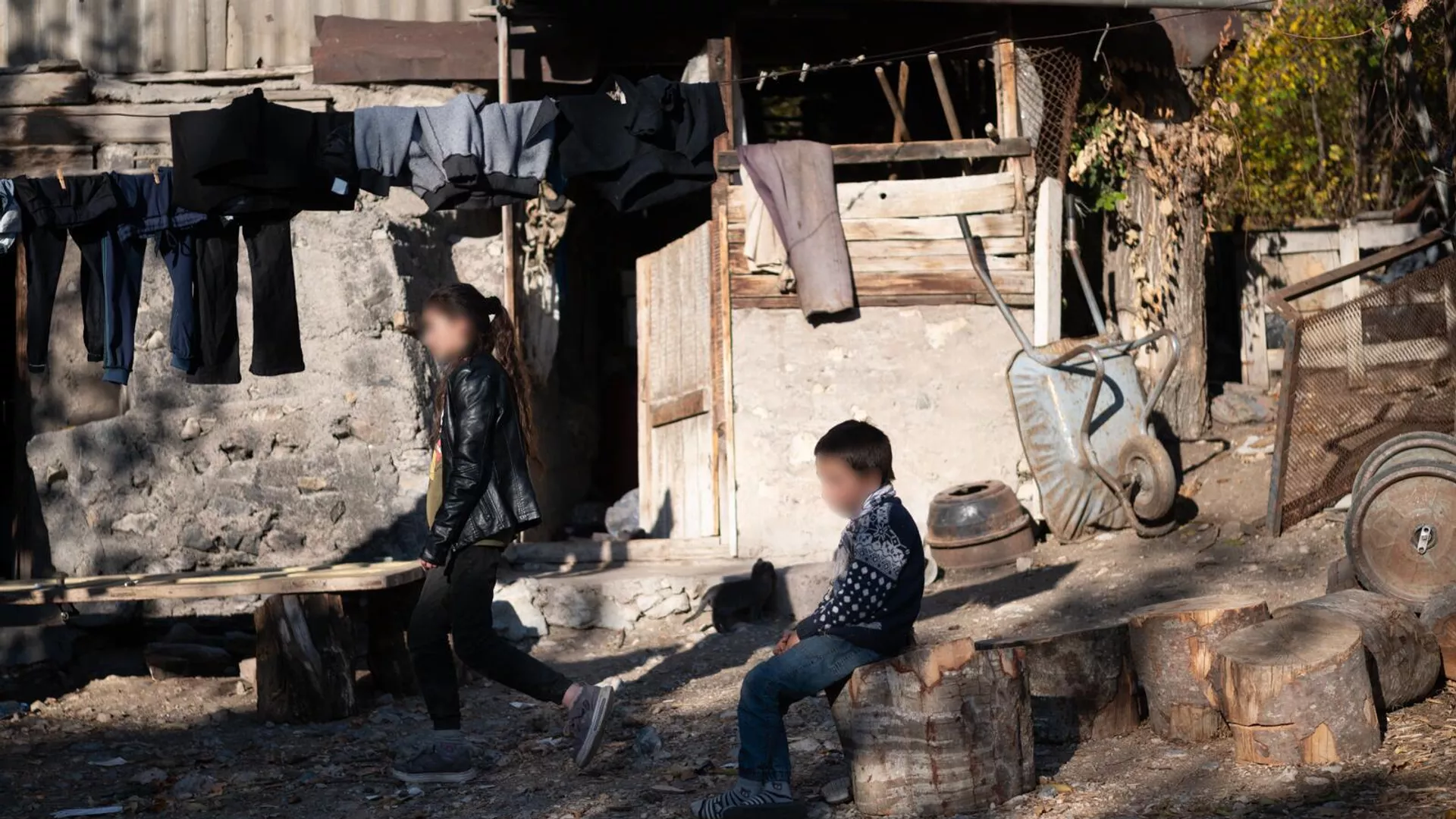 Дети семьи Ованесовых во дворе дома в селе Цапатаг - Sputnik Армения, 1920, 24.11.2025