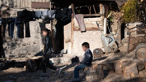 Дети семьи Ованесовых во дворе дома в селе Цапатаг - Sputnik Армения