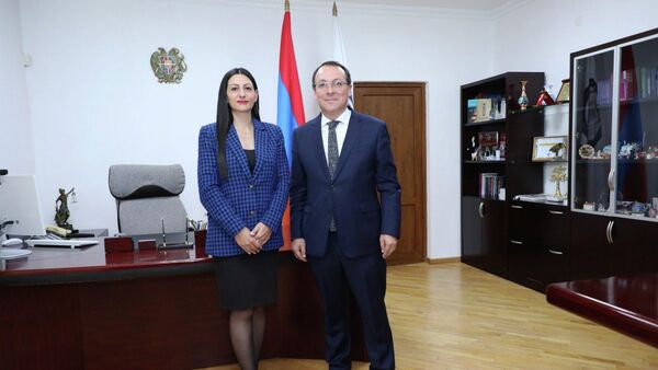 Омбудсмен Анаит Манасян приняла делегацию во главе с заместителем председателя Парламентской ассамблеи ОБСЕ, специальным представителем ПА ОБСЕ по Южному Кавказу Луисом Грассой (24 ноября 2025). Еревaн - Sputnik Армения