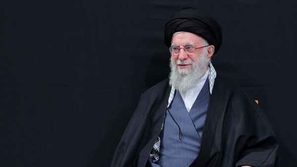 Верховный лидер Ирана Али Хаменеи во время траурных мероприятий, приуроченных к годовщине мученической смерти Пророка Мухаммада Фатимы Захры (22 ноября 2025). Тегеран - Sputnik Армения