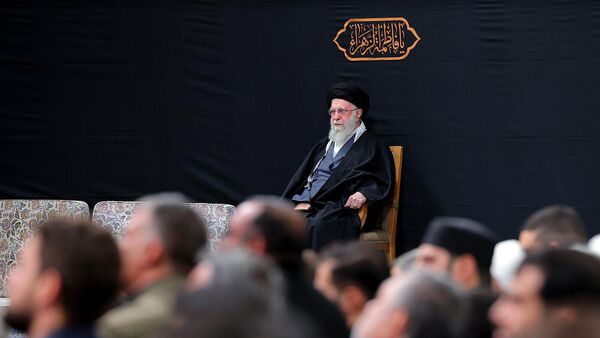 Верховный лидер Ирана Али Хаменеи во время траурных мероприятий, приуроченных к годовщине мученической смерти Пророка Мухаммада Фатимы Захры (22 ноября 2025). Тегеран - Sputnik Армения