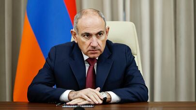 Премьер-министр Никол Пашинян во время рабочей встречи с временно исполняющим обязанности управляющего ЗАО "ЭСА" Романосом Петросяном (25 ноября 2025). Еревaн