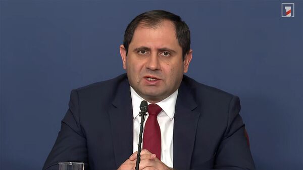 Министр обороны Сурен Папикян отвечает на вопросы журналистов в прямом эфире Первого новостного канала (25 ноября 2025). Еревaн - Sputnik Армения