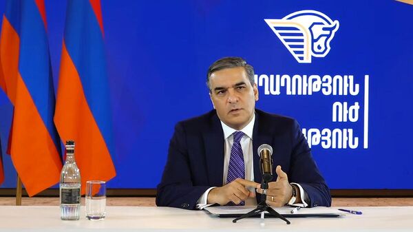 Руководитель политической инициативы Крылья единства Арман Татоян на пресс-конференции (26 ноября 2025). Еревaн - Sputnik Армения