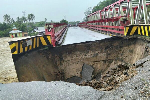 Мост, разрушенный внезапным наводнением в Индонезии. - Sputnik Армения