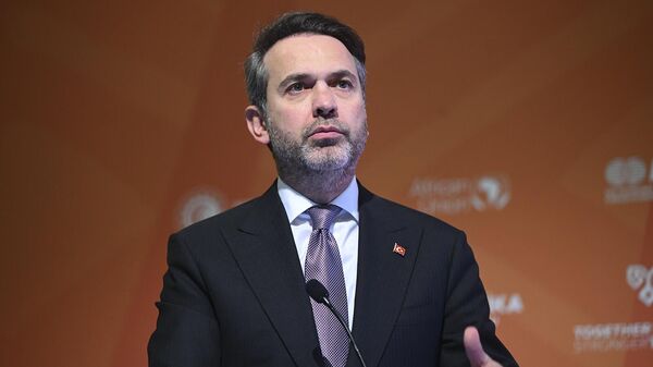Министр энергетики и природных ресурсов Турции Альпарслан Байрактар выступил с речью на панельной дискуссии Энергетика и горнодобывающая промышленность (17 октября 2025). Стамбул - Sputnik Армения