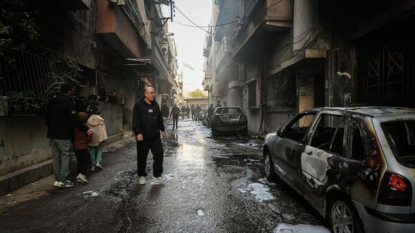 Жители во время временного комендантского часа в городе Хомс (23 ноября 2025). Сирия - Sputnik Армения